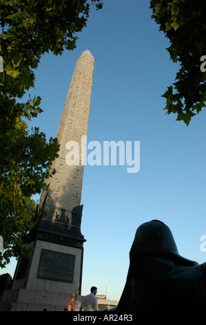 Cleopatra Needle e turisti sulla Victoria Embankment London Inghilterra England Foto Stock