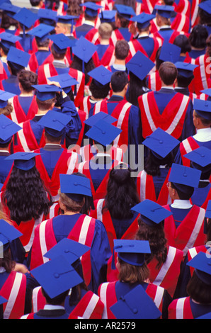 University College di laureati in cappucci colorati e abiti a cerimonie di laurea 2405 010 29 riuscire riuscendo successo Foto Stock