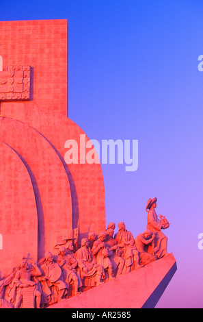 Il Monumento delle Scoperte al tramonto Belem Lisbona Portogallo 2708 005 05 Foto Stock