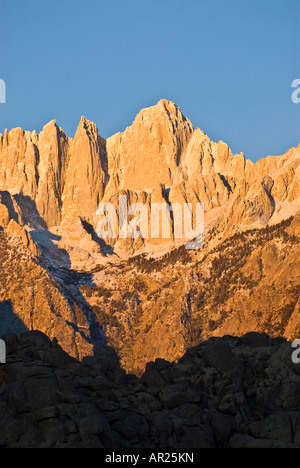 La luce del mattino sulla parete est del Monte Whitney, Sierra Nevada, in California Foto Stock