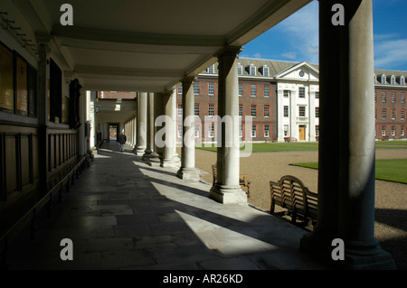 La figura corte visto attraverso colonnato presso il Royal Hospital Chelsea London Inghilterra England Foto Stock