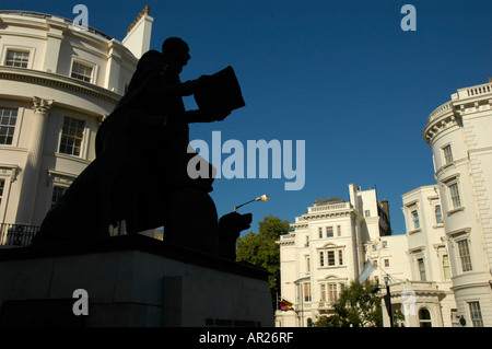 Silhouette della statua di Sir Robert Grosvenor e il suo cane contro gli edifici di Belgrave Square Foto Stock