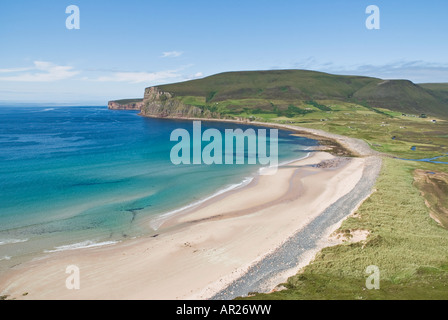 Vista in elevazione della spiaggia di sabbia e scogli a Rackwick bay dal colle circostante, isola di Hoy, isole Orcadi, Scozia Foto Stock