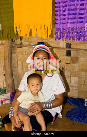 Ritratto di Paduang donna e bambino a insediamento di rifugiati nel nord della Thailandia. Foto Stock