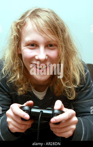 Un bambino gioca su una console di gioco. Foto Stock