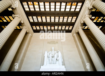 Lincoln Memorial Abraham Lincoln Statue Washington DC | WASHINGTON D.C., Stati Uniti - colonne ioniche e soffitto a cassettoni e lucernario incorniciano la statua di Abraham Lincoln all'interno del Lincoln Memorial, una vista grandangolare che cattura il design dorico greco dell'architetto Henry Bacon. Pannelli di marmo e pietra calcarea, estratti da diversi stati, proiettano le pareti della camera sotto il tributo inciso sopra la statua. Foto Stock