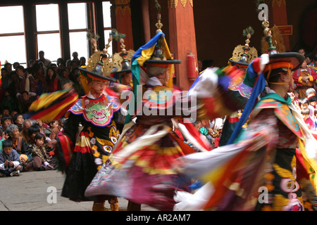 Il Bhutan Paro Tsechu Festival di Danza di Black Hats Shanag ballerini sfocata Foto Stock