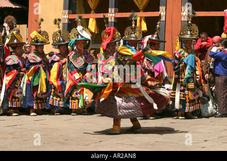 Il Bhutan Paro Tsechu Festival di Danza di Black Hats Shanag ballerini Foto Stock