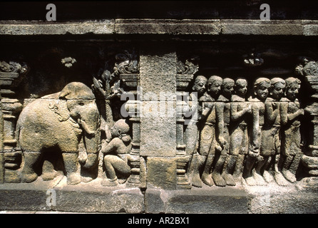 Indonesia Borobudur Java più grande tempio buddista in Indonesia intagliato pannello di pietra Foto Stock