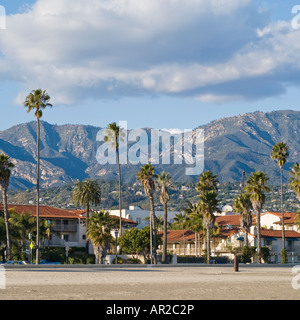 Santa Barbara, California. visto dal west beach guardando verso il Cabrillo blvd. con montagne di Santa Ynez in distanza Foto Stock