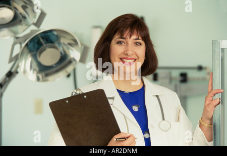 Femmina medico latina, ritratto nella sala esame, Miami Foto Stock