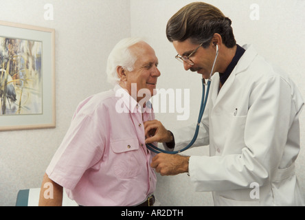 Medico dando esame fisico per gli anziani, Miami Foto Stock