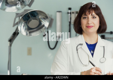 Femmina medico latina, ritratto nella sala esame, Miami Foto Stock