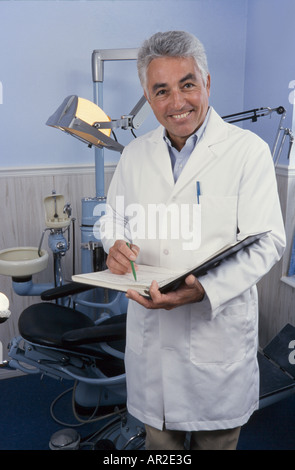 Dottore in sala operatoria, ritratto diretto. Foto Stock