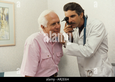 Medico dando esame fisico per gli anziani, Miami Foto Stock