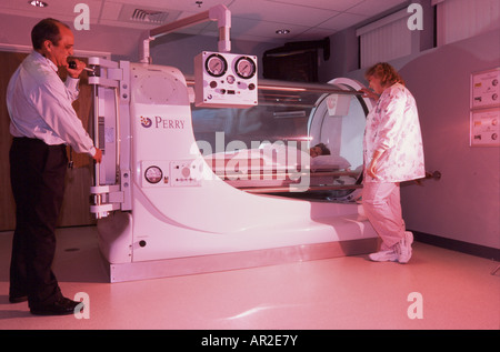 Camera iperbarica, utilizzato per il trattamento di embolia, in ospedale, Miami Foto Stock