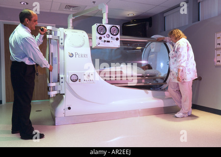 Camera iperbarica, utilizzato per il trattamento di embolia, in ospedale, Miami Foto Stock