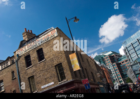 Il vecchio incontra il nuovo Brushfield Street London antica East London facciata contro il fondale di una moderna architettura Foto Stock