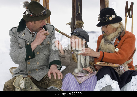 Familiy con out-datata su capi di abbigliamento una vacanza sciistica avente una pausa, Austria Foto Stock