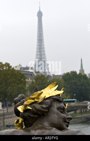 Bronze Nymphe de la Saine sul Pont Alexandre Eiffel Tower in background, Francia, Parigi Foto Stock