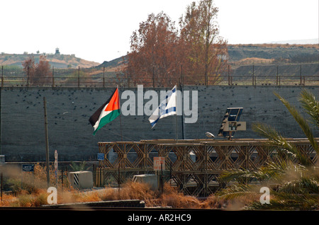 Gli israeliani e giordani battenti bandiere su un comune progetto del turismo nella valle del Giordano Foto Stock