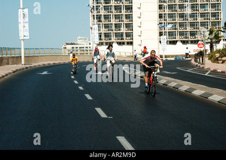 Israele Tel Aviv Herbet Samuel Street ciclisti in strada vuota di vetture durante Yom Kippur Ottobre 2005, Foto Stock