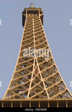 Vista sulla sommità della torre Eiffel al di sopra della piattaforma del visitatore, Francia, Eifelturm, Parigi Foto Stock
