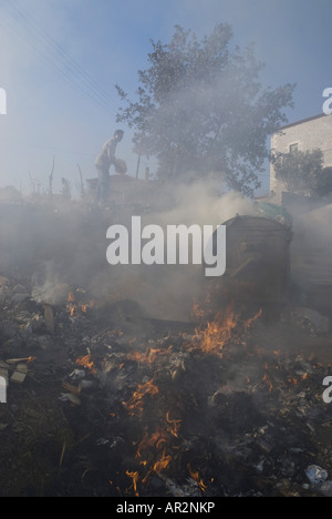 Residenti estinguere un incendio in una discarica durante gli incendi boschivi in estate 2007, Grecia, Peloponnes, Mani Skoutari Foto Stock