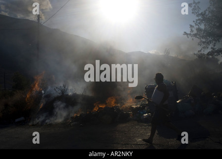 Residenti estinguere un incendio in una discarica durante gli incendi boschivi in estate 2007, Grecia, Peloponnes, Mani Skoutari Foto Stock