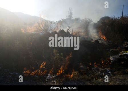 Dump di masterizzazione durante gli incendi boschivi in estate 2007, Grecia, Peloponnes, Mani Skoutari Foto Stock