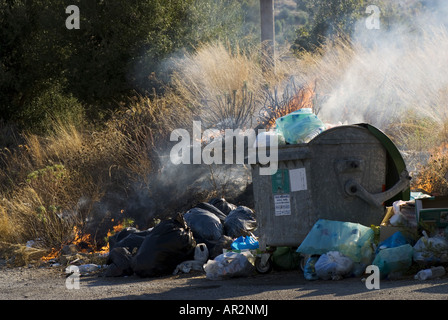 Dump di masterizzazione durante gli incendi boschivi in estate 2007, Grecia, Peloponnes, Mani Skoutari Foto Stock