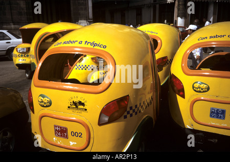 Coco-taxi vicino a Parque Central, Old Havana, Cuba. Foto Stock