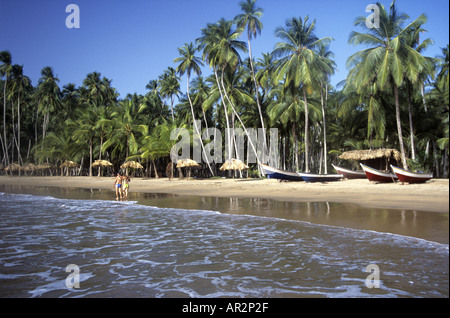 Barche e giovane su Playa Medina Beach, Penisola di Paria, Venezuela, Sud America. Foto Stock