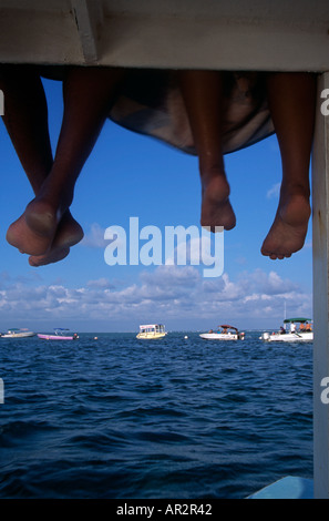 Dondolando i piedi sulla barca a Shark Ray Alley e Hol Chan Riserva Marina, San Pedro, Ambergris Caye, Belize, America centrale. Foto Stock