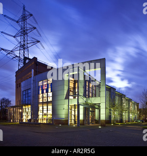 Potenza elettrica sottostazioni di trasformazione in Recklinghausen in al crepuscolo, museo di elettricità e di vita, Germania, Nord Rhine-Wes Foto Stock