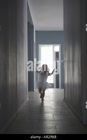 Ragazza vestita come fata che corre lungo il corridoio Foto Stock