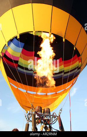 Fiamme sparare fino nel palloncino come i bruciatori vengono sparati su una mongolfiera Foto Stock