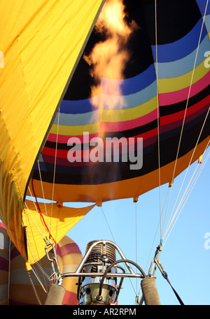 Fiamme sparare fino nel palloncino envolope come i bruciatori vengono sparati, ottenere pronto per il lancio Foto Stock