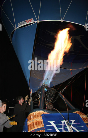Spettacolare la notte a palloncino Glow due equipaggi pronti VK Vodka Kick Mongolfiera G-VKUP blu e bianco, Vodka kick artwork Foto Stock
