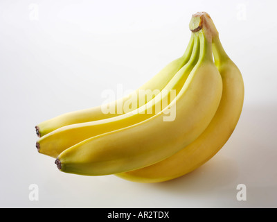 Grappolo di banane con la buccia Foto Stock