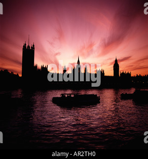 Londra. Silhouette del case del Parlamento skyline al tramonto, Westminster, Inghilterra, Gran Bretagna, Regno Unito, GB, UK. Lo skyline di Londra. Foto Stock