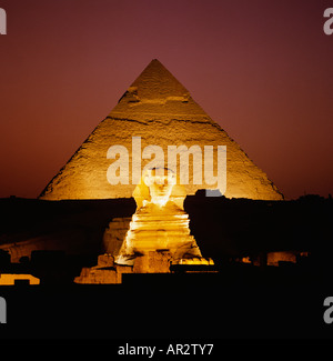 La sfinge e piramide illuminata 'set lumiere' intrattenimento serale a Giza Cairo Egitto Foto Stock