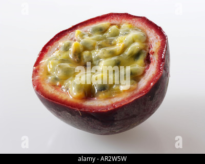 Tagliare il frutto della passione di mezza Foto Stock