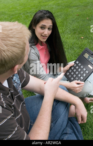 Due studenti che studiano insieme all'aperto Foto Stock