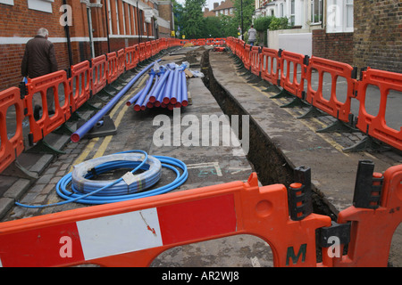 Una strada a Stoke Newington, London, Regno Unito chiuso e scavato per la rete idrica relacement della tubazione. 2006. Foto Stock