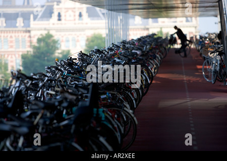 HOLLAND AMSTERDAM MULTIPIANO BIKE PARK VICINO STAZIONE FERROVIARIA CENTRALE Foto Stock