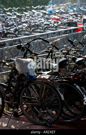 HOLLAND AMSTERDAM MULTIPIANO BIKE PARK VICINO STAZIONE FERROVIARIA CENTRALE Foto Stock