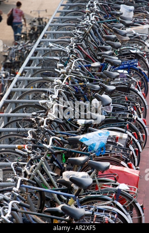 HOLLAND AMSTERDAM ciclista Parcheggio bici nel MULTIPIANO CYCLE parco vicino alla stazione ferroviaria centrale Foto Stock