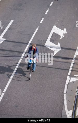 HOLLAND AMSTERDAM vista aerea dell'uomo in bici che viaggiano su strada con segno di freccia Foto Stock