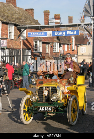 1901 Darracq (Buttercup) Reg. No. AK 136 Miss Rosie Battye. No.205 e il suo co-driver lasciando Crawley paddock Foto Stock